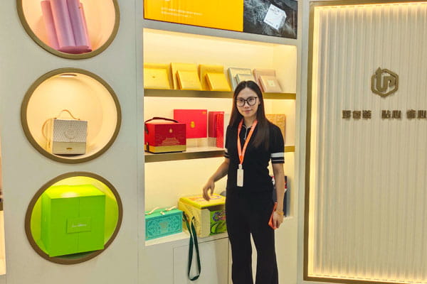 Packaging factory in China - manager in the gift box showroom